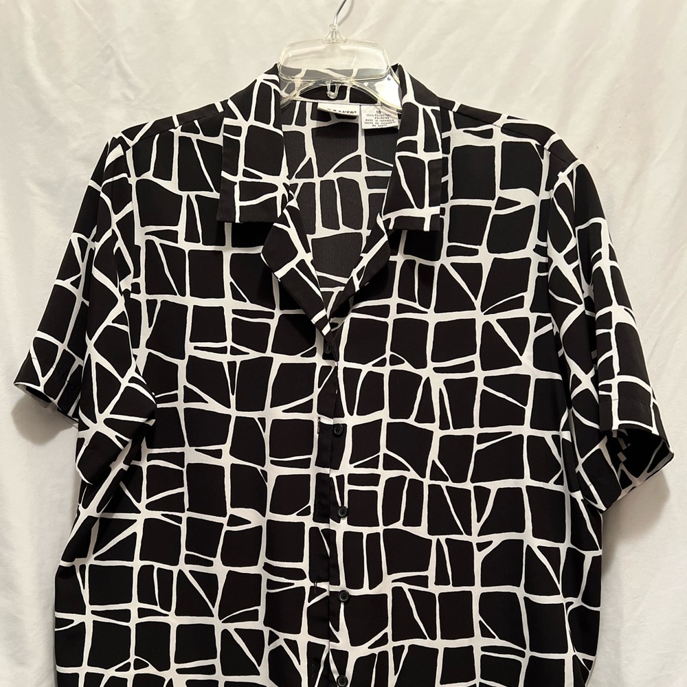 Women’s Liz Baker Black and White short sleeve Blouse. Size 16